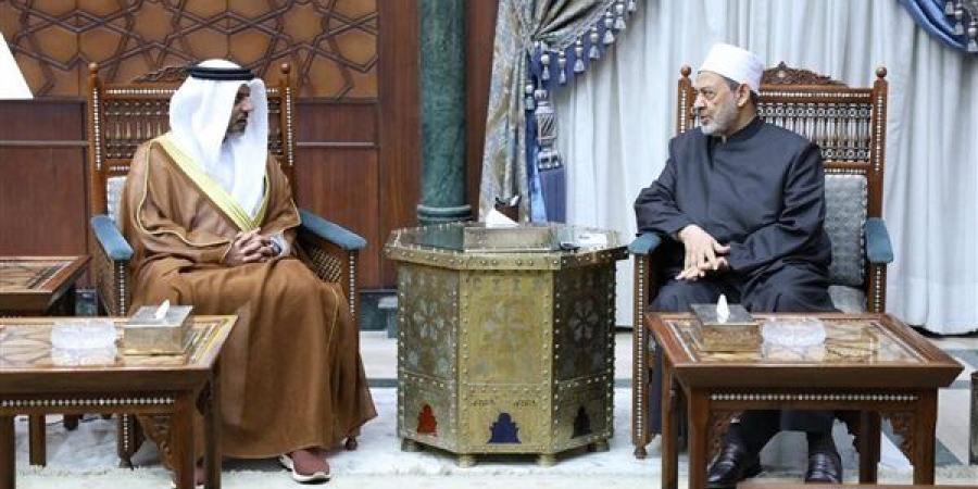 سفير دولة الإمارات بالقاهرة يلتقي شيخ الأزهر الشريف ويؤكد عمق العلاقات الأخوية بين البلدين