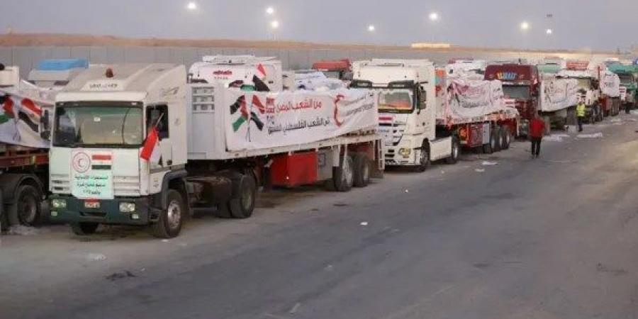 بعد توقف يومين .. شاحنات المساعدات تتدفق من مصر إلى غزة