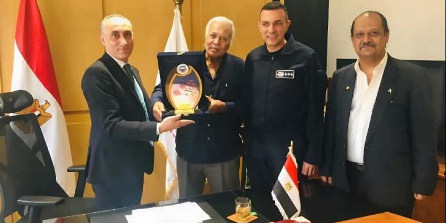 اللواء عبدالرحمن حماد رئيس الاتحاد المصري للمظلات الجوية يزور قطاع الرياضة بوزارة الشباب والرياضة