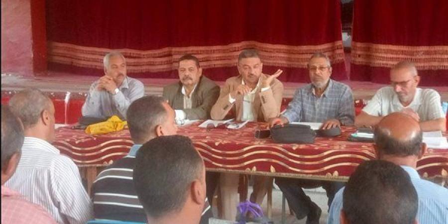 مدير عام تعليمية نجع حمادي يترأس اجتماع وحدة قياس جودة التعليم بالمدارس