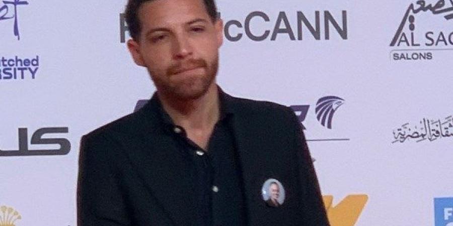 محمود حجازي في لفتة إنسانية يحمل صورَه الموقّعة للمصوّر الراحل  ماجد هلال