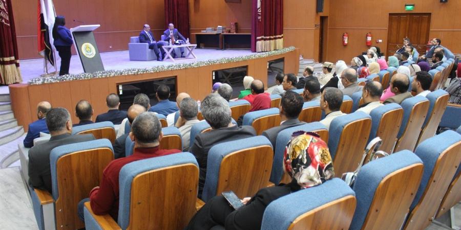 رئيس جامعة المنصورة يُكرّم فريق مسابقة الأنشطة الطلابية ومنظّمي احتفالية أكتوبر