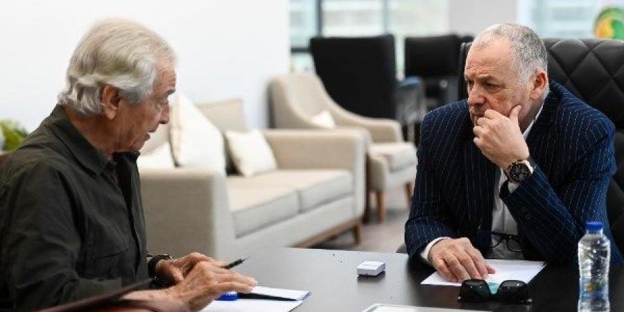 أبوريدة يطالب التؤام بالتركيز مع المنتخب وعدم الانشغال بالرد على الانتقادات