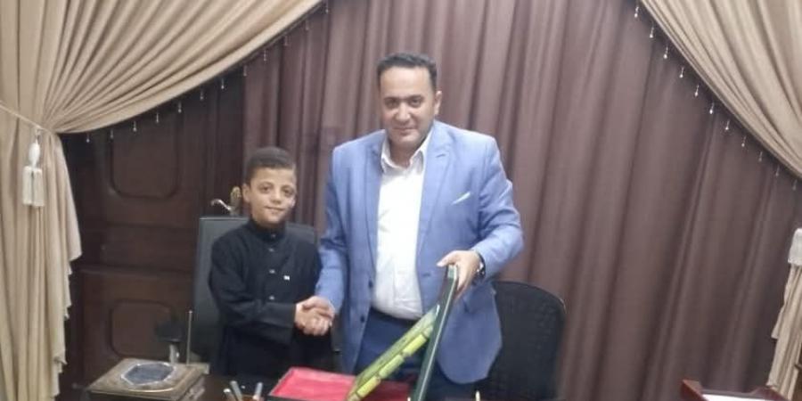 كفر صقر تُكرم طالب موهوب في دولة التلاوة