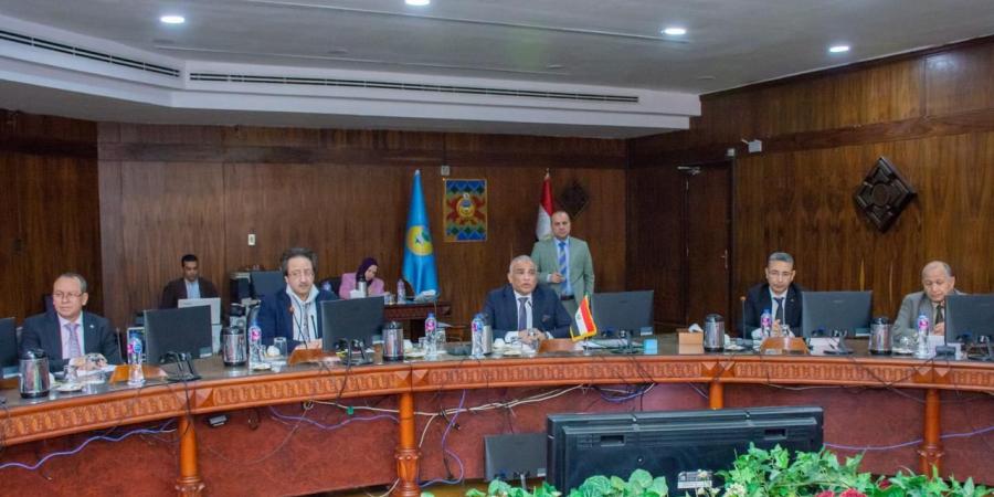 رئيس جامعة طنطا يعلن الخطة الاستراتيجية لترشيد استهلاك الطاقة .. صور