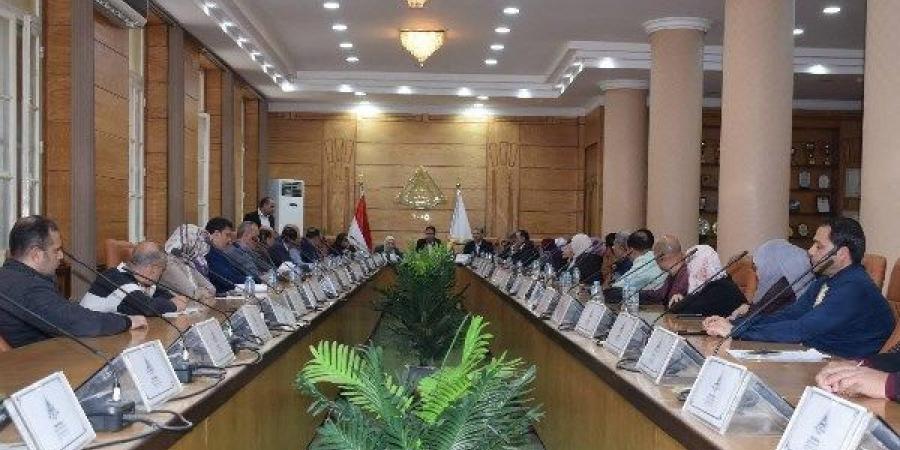 رئيس جامعة بنها يؤكد ضرورة الاستخدام الأمثل للموارد وترشيد الطاقة بكافة المنشآت