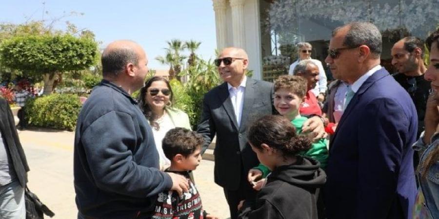 محافظ القاهرة يشارك المواطنين احتفالات شم النسيم بالحديقة الدولية