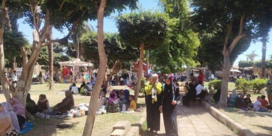 إقبال كثيف على الحدائق والرحلات النيلية احتفالًا بشم النسيم في أسيوط