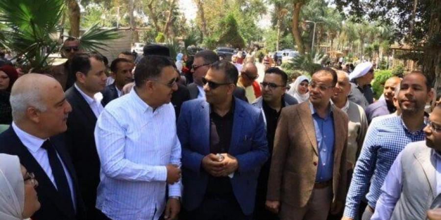 وزع عليهم ورد وشيكولاتة.. محافظ القليوبية يُشارك المواطنين الاحتفال بشم النسيم
