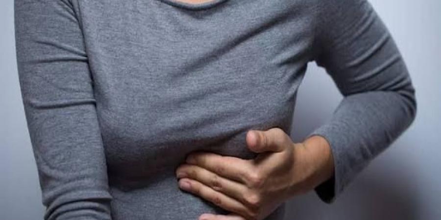ألم الثدي بعد انقطاع الطمث .. متى يكون طبيعيًا ويستدعي القلق؟