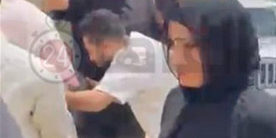 انهيار أرملة الدكتور ضياء العوضي قبل دفنه بمقابر الأسرة على طريق بلبيس | بث مباشر