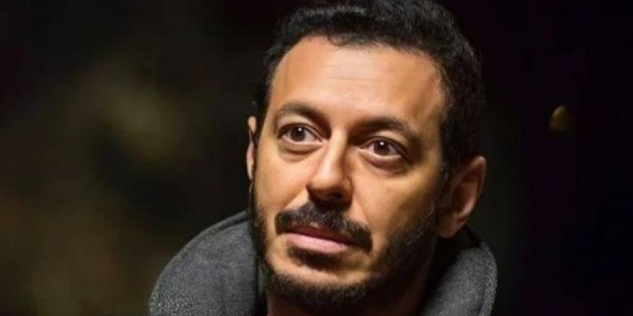 مصاب بجلطة.. نقل والد مصطفى شعبان إلى المستشفى ووضعه على أجهزة التنفس الصناعي | بث مباشر