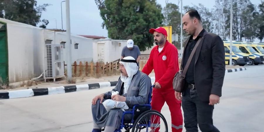 الهلال الأحمر المصري يستقبل دفعة جديدة من مصابي غزة| صور