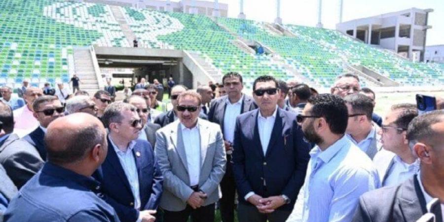 محافظ بورسعيد يتابع زراعة النجيل الطبيعي وأعمال المرافق باستاد النادي المصري