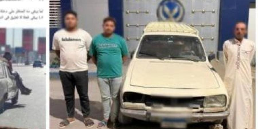 ضبط قائد سيارة سمح لشخصين باعتلائها أثناء القيادة