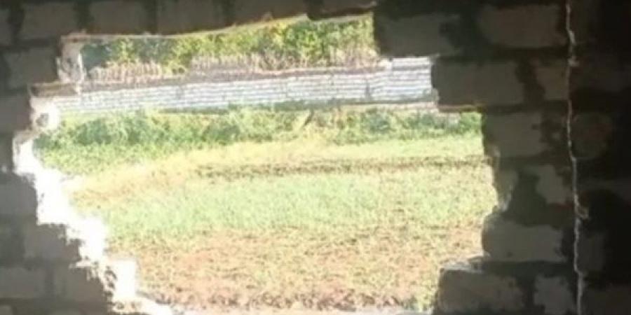 حريق منزل في قرية السكساكة بسوهاج.. والأهالي يحطمون الجدران لإنقاذ أسرة من النيران | بث مباشر
