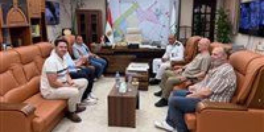 لرفع كفاءة المنظومة المرورية.. رئيس جهاز 6 أكتوبر يلتقي وكيل الإدارة العامة للمرور لبحث تطوير المحاور والطرق