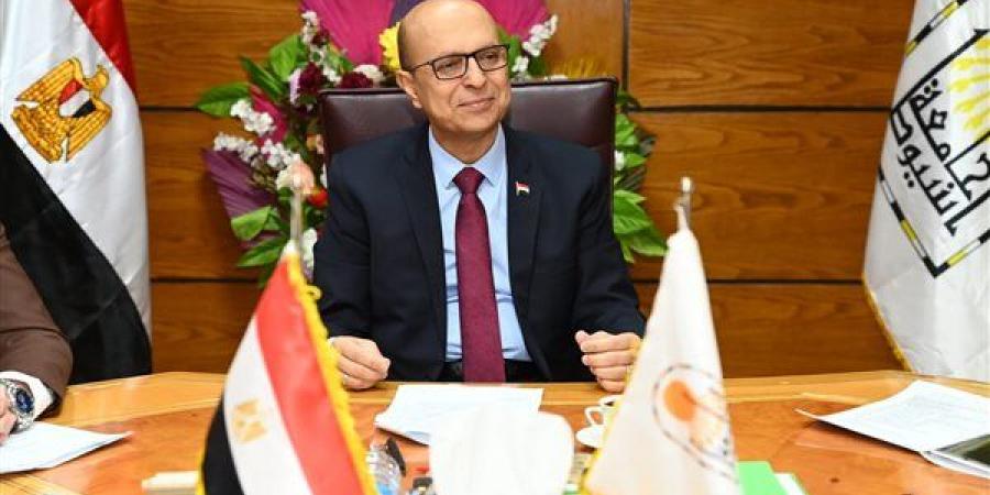 د. أحمد المنشاوي يعقد الاجتماع الأول للجنة العليا للتحول المؤسسي والرقمي بجامعة أسيوط