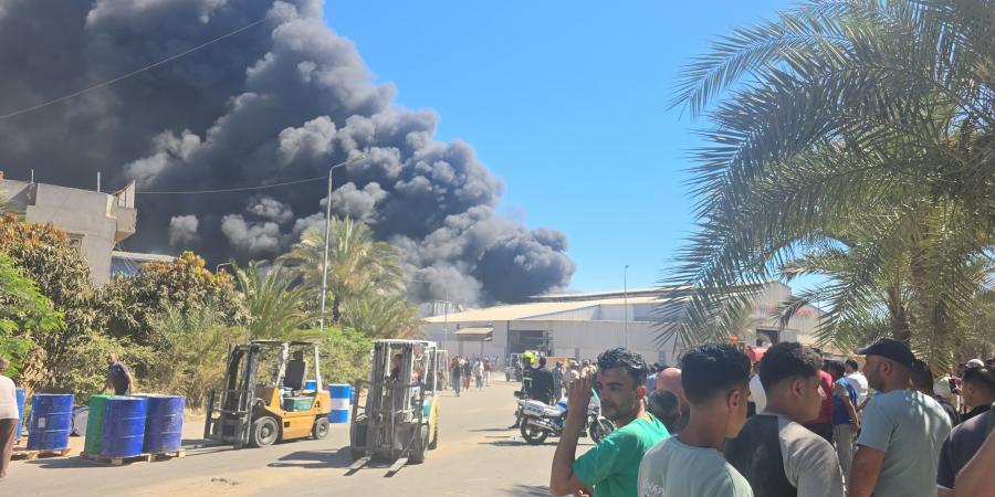 7 حالات اختناق في حادث حريق مصنع دهانات بدمياط.. صور