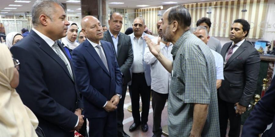 محافظ القاهرة يشدد على أهمية حسن استقبال المواطنين وتقديم التسهيلات اللازمة لهم