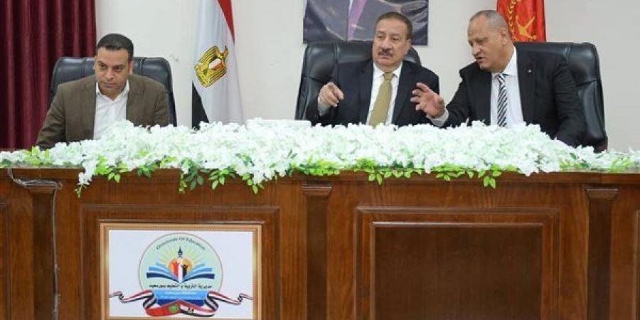 محافظ بورسعيد يتابع امتحانات الثانوية العامة من داخل غرفة العمليات| فيديو