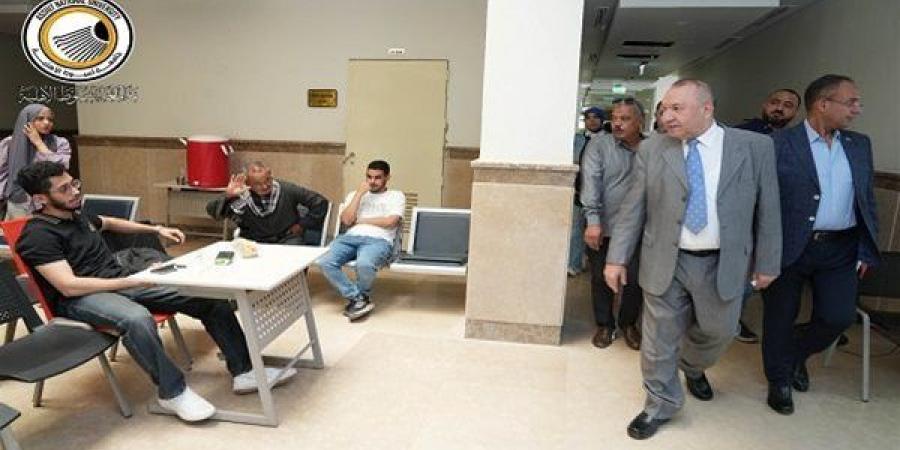 رئيس جامعة أسيوط الأهلية يتحرك لتطوير العمل الإداري وخدمات الطلاب في جولة مفاجئة