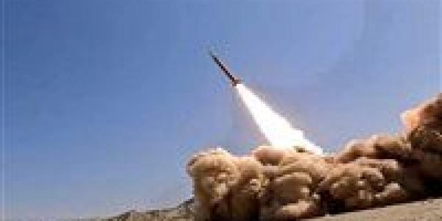 القوات اليمنية: الحوثيون يشنون هجمات بـ36 صاروخًا باليستيًا و42 مسيرة على الساحل الغربي