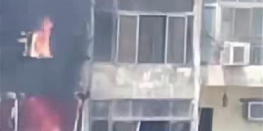 اندلاع حريق في شقة سكنية أمام شارع العشرين بفيصل | فيديو