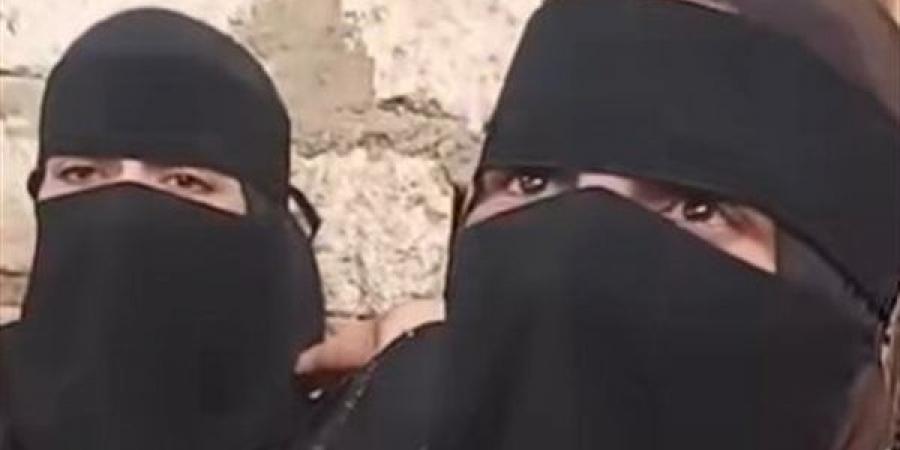 ناجية من حادث انقلاب ميكروباص بصحراوي المنيا: الكاوتش فرقع والعربية لفت على الطريق | فيديو