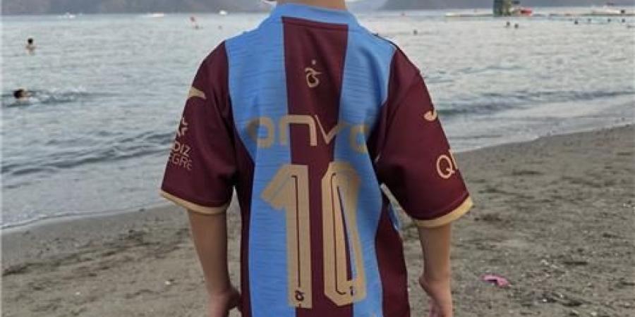 لفتة رائعة من مشجع ليفربول تجاه محمد صلاح بعد انتقاله إلى طرابزون سبور - المساء الاخباري