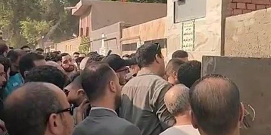 أُصيب بجلطة رئوية مفاجئة.. أهالي كفر الشيخ يشيعون جثمان طبيب شاب إلى مثواه الأخير | بث مباشر
