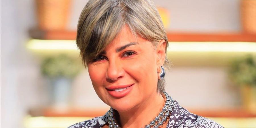 طفل يفاجئ السائحين بالتحدث 15 لغة.. مفيدة شيحة: قعدت 20 سنة اتعلم لغة واحدة - المساء الاخباري