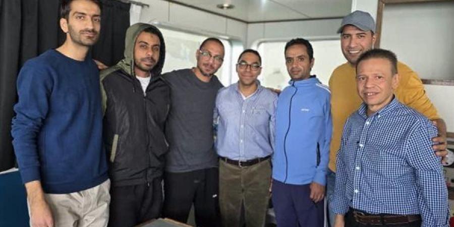 بعد الإفراج عنه.. شقيق ضابط السفينة المحتجزة في إيران: أول ما شوفناه سجدنا لله شكرًا | فيديو