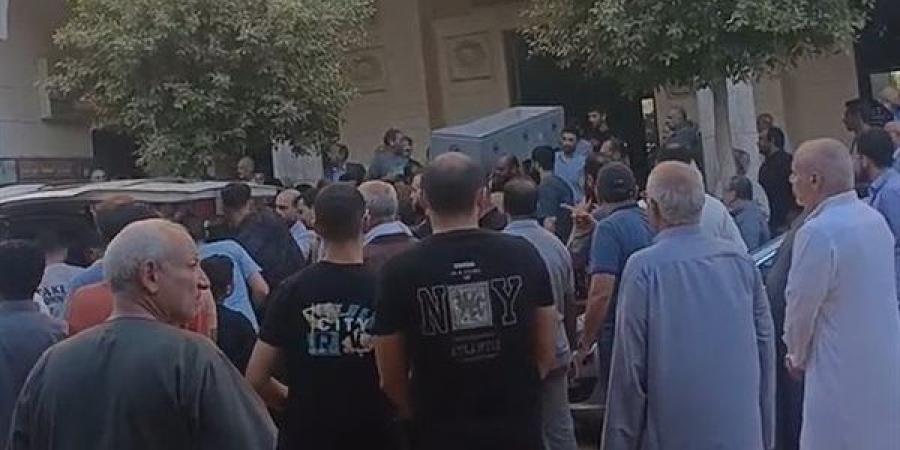 أهالي الغربية يشيعون جنازة أب ونجله ضحيتي حادث تصادم في بنها | بث مباشر