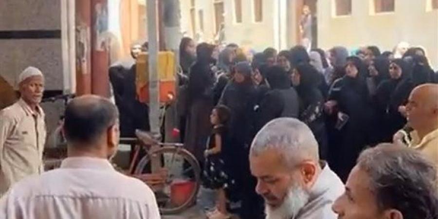 أهالي الدقهلية يشيعون جنازة صغير قُتل على يد والدته المهتزة نفسيًا | بث مباشر