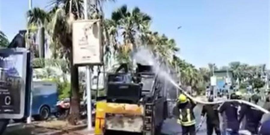 حريق إحدى معدات النظافة أمام مول أركان بالشيخ زايد.. والحماية المدنية تسيطر| فيديو