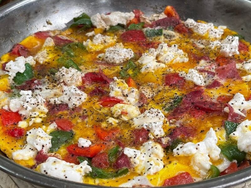 البيض بالبسطرمة فطار سريع ومغذي بطريقة بسيطة