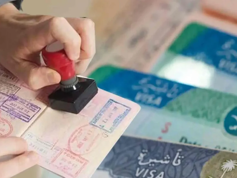 خطوة غير مسبوقة.. الجوازات السعودية تفعّل تمديد التأشيرات إلكترونيًا