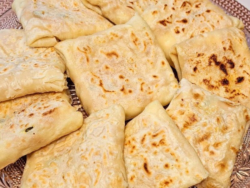 طريقة تقديم فطيرة الدجاج بالموزاريلا كوجبة منزلية متكاملة