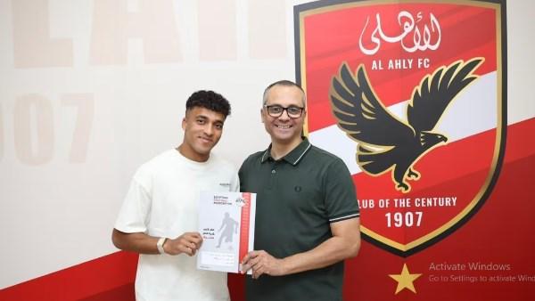 عمر سيد معوض يوقع عقداً جديداً مع الأهلي يمتد حتى عام 2030