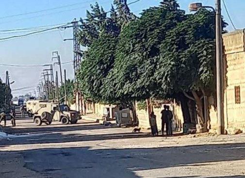 الاحتلال الإسرائيلي ينفذ مداهمات لعدة منازل في قرية الأصبح بريف القنيطرة السورية