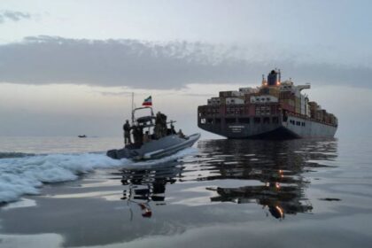 الخارجية الإيرانية تؤكد عدم إمكانية فرض حصار بحري على اليمن وتطالب بحماية الملاحة
