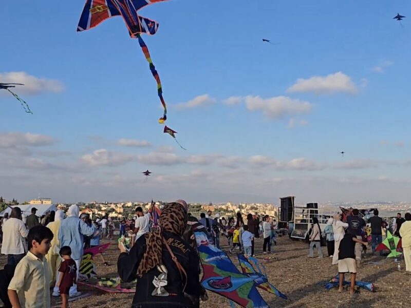 آلاف الطائرات الورقية تتزين سماء جنوبي لبنان احتفالاً بـ “الأرض لنا والفضاء”