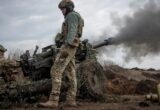 مصرع ثلاثة أشخاص، بينهم طفلان، جراء هجوم روسي على كييف