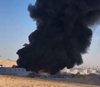 إخماد حريق في مصنع دهانات بالزرقاء: جهود مستمرة من قبل الأردن