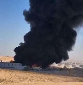 إخماد حريق في مصنع دهانات بالزرقاء: جهود مستمرة من قبل الأردن