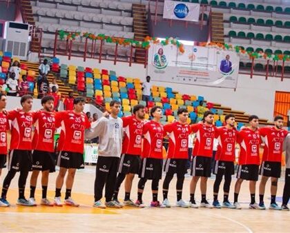 تهنئة وزير الشباب والرياضة لمنتخب الناشئين لكرة اليد بمناسبة فوزه ببطولة أفريقيا