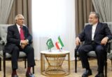 وزير الخارجية الباكستاني يناقش مستجدات الوضع الإقليمي مع نظيره الإيراني