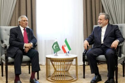 وزير الخارجية الباكستاني يناقش مستجدات الوضع الإقليمي مع نظيره الإيراني