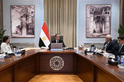 رئيس الوزراء يواصل متابعة جهود تنمية وتطوير الساحل الشمالي الغربي